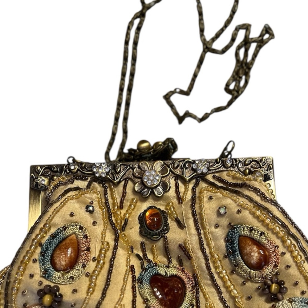 Stephanie Vintage Beaded Heart-Shaped Embellished Clutch - Picture 4 of 10